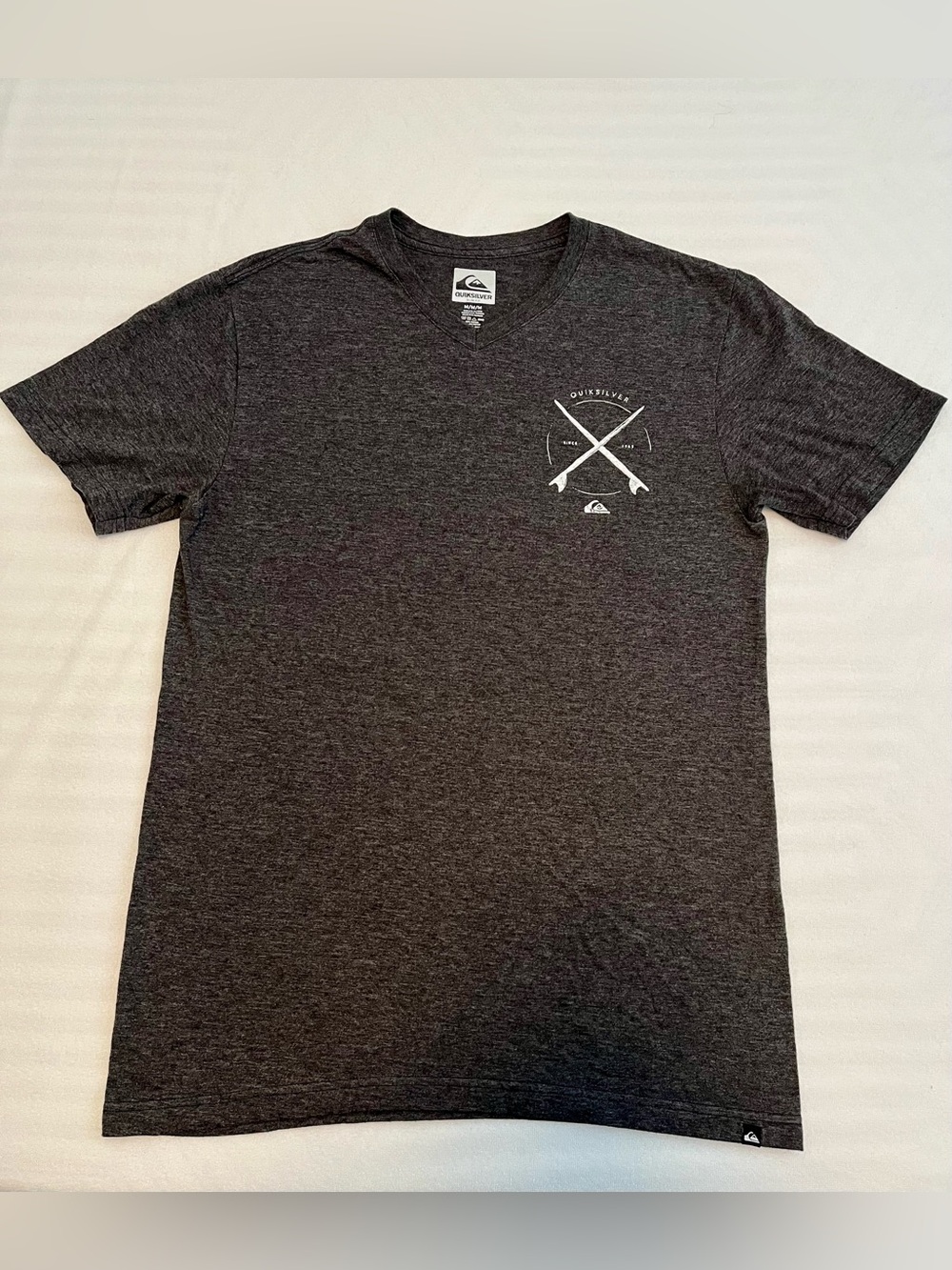Medium Quiksilver Graphic T Shirt Charcoal Gray / Grey Slim Fit Tee V Neck Med M